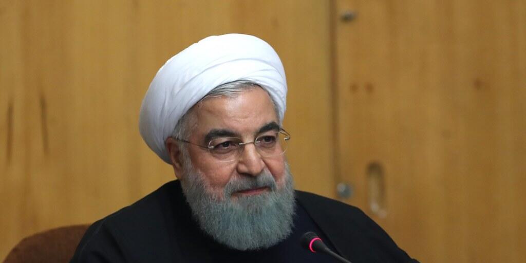 Der iranische Präsident Hassan Ruhani hat sein Land in einem Telefongespräch mit seinem französischen Amtskollegen Emmanuel Macron als frei und demokratisch bezeichnet. Macron rief Ruhani im Hinblick auf die Demonstrationen zur Zurückhaltung auf. (Archivbild)