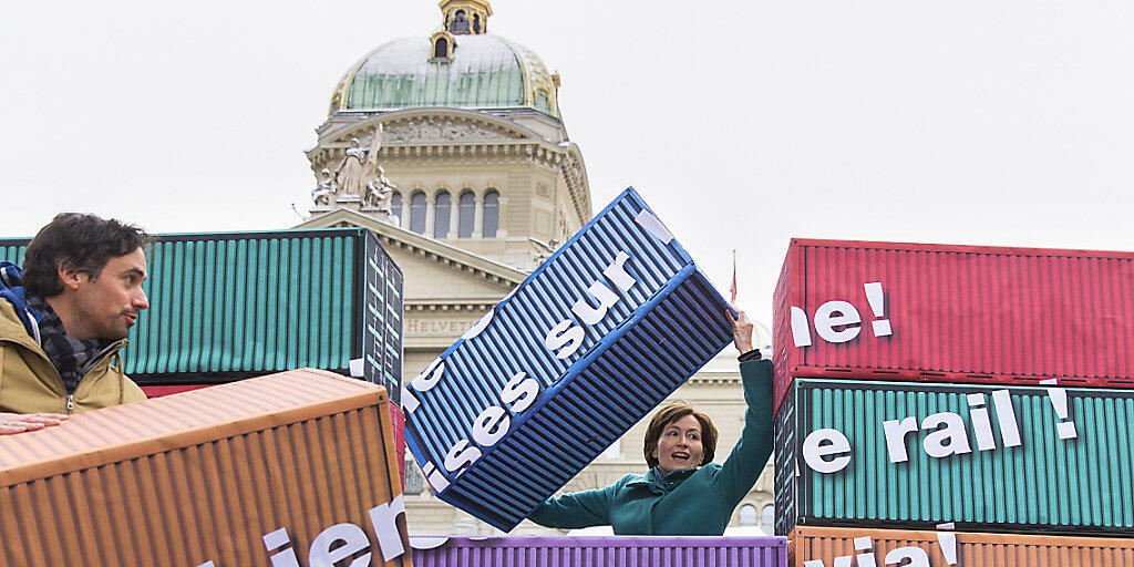 Regula Rytz, Vorstandsmitglied der Alpeninitiative und Grünen-Präsidentin stapelt mit Manuel Herrmann, Leiter Alpenschutzpolitik der Alpeninitiative, symbolisch Container.