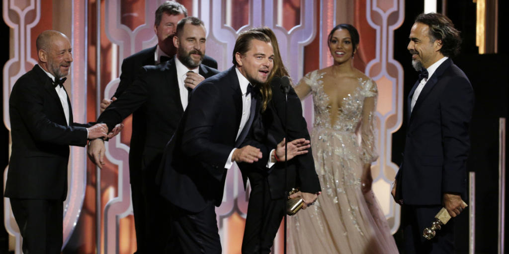Leonardo DiCaprio freut sich mit Kollegen über das gute Abschneiden des Streifens "The Revenant" bei den 73. Golden Globes in Beverly Hills.