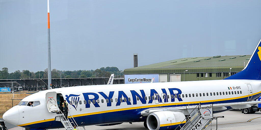 Bei Ryanair kommt es am Freitag durch Piloten-Streiks zu Flugausfällen. (Archiv)