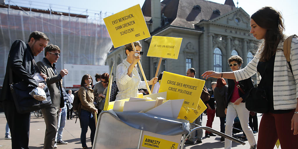 Flüchtlinge schützen, unterstützen und entkriminalisieren: Die Eidg. Kommission für Migrationsfragen fordert wie viele Menschenrechtsorganisationen mehr Schweizer Engagement in der aktuellen Krise. (Archiv) Flüchtlinge schützen, unterstützen und entkriminalisieren: Die Eidg. Kommission für Migrationsfragen fordert wie viele Menschenrechtsorganisationen mehr Schweizer Engagement in der aktuellen Krise. (Archiv)