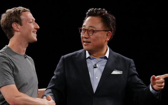 Facebook-Chef Mark Zuckerberg mit DJ Koh von Samsung.