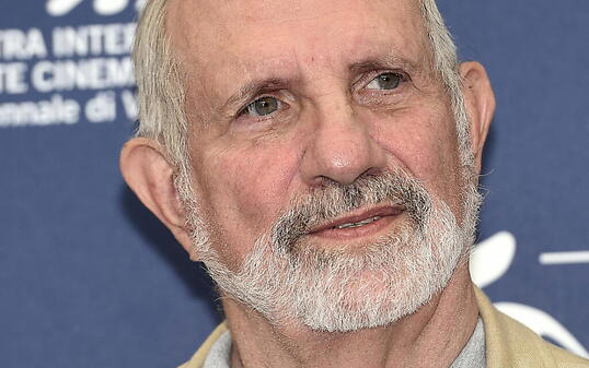 ARCHIV - Brian De Palma, US-amerikanischer Regisseur, während eines Fototermins zum Film "De Palma" während des 72. Filmfestivals Venedig. Foto: picture alliance / dpa