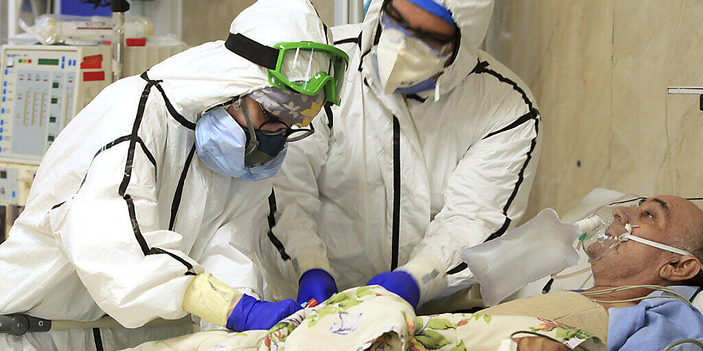 ARCHIV - Auf dem Foto, das vom iranischen Gesundheitsministerium zur Verfügung gestellt wurde, kümmern sich Mediziner um einen Covid-19-Patienten im Shohadaye Tajrish Hospital. Foto: Akbar Badrkhani/Iranian Health Ministry via AP/dpa ARCHIV - Auf dem Foto, das vom iranischen Gesundheitsministerium zur Verfügung gestellt wurde, kümmern sich Mediziner um einen Covid-19-Patienten im Shohadaye Tajrish Hospital. Foto: Akbar Badrkhani/Iranian Health Ministry via AP/dpa