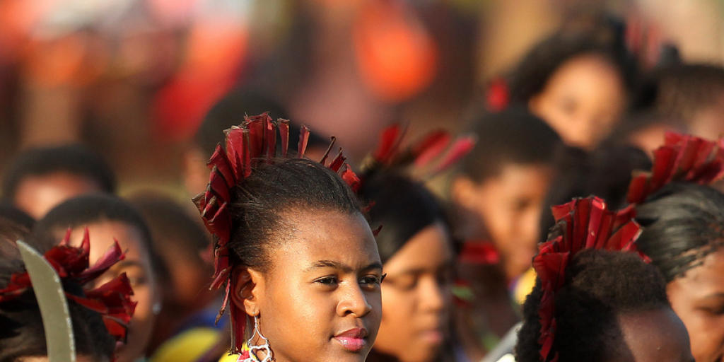 Knappe und bunte Kostüme: Alljährlich tanzen Tausende Jungfrauen für Swasilands polygamen Monarchen, König Mswati III. (Archiv) Knappe und bunte Kostüme: Alljährlich tanzen Tausende Jungfrauen für Swasilands polygamen Monarchen, König Mswati III. (Archiv)