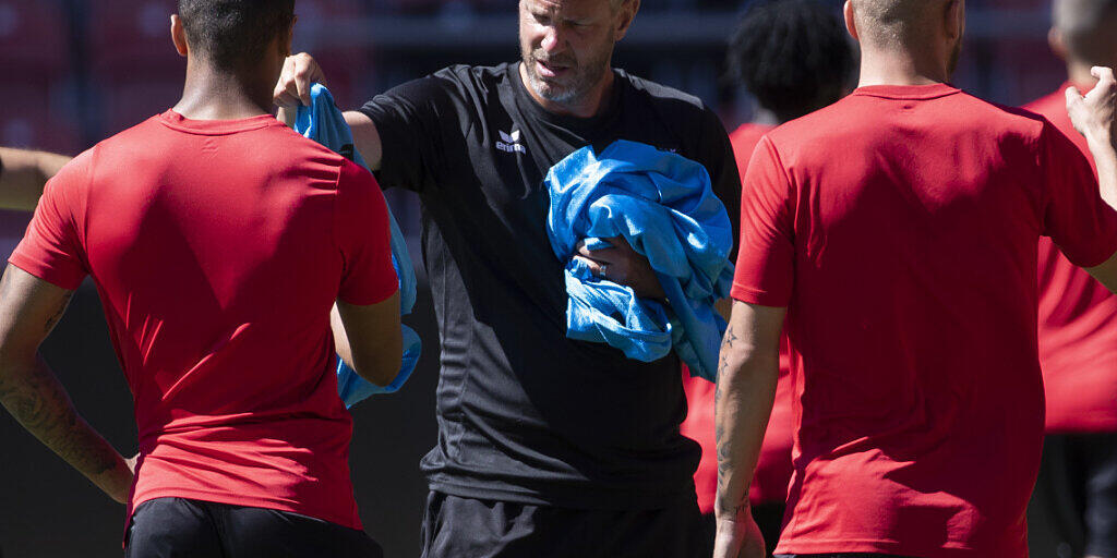 Abschlusstraining am ersten Tag: Stéphane Henchoz leitet einen Tag vor dem Heimspiel gegen den FC Zürich seine erste Einheit Abschlusstraining am ersten Tag: Stéphane Henchoz leitet einen Tag vor dem Heimspiel gegen den FC Zürich seine erste Einheit