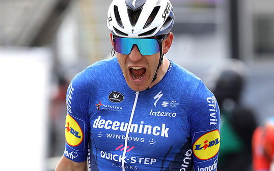 Souveräner Triumph von Davide Ballerini, der in Ninove schon zum dritten Mal in dieser noch jungen Saison über einen Sieg jubeln durfte