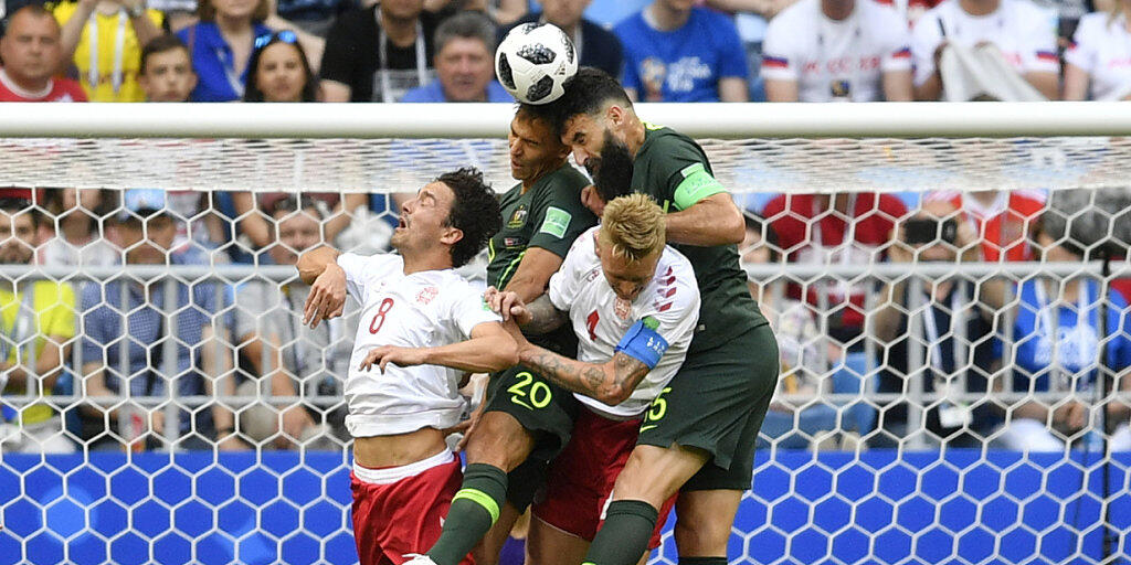 Umkämpftes Spiel zwischen Dänen und Australier: Kopfballduell zwischen Delaney, Sainsbury, Jedinak und Kjaer (von links)