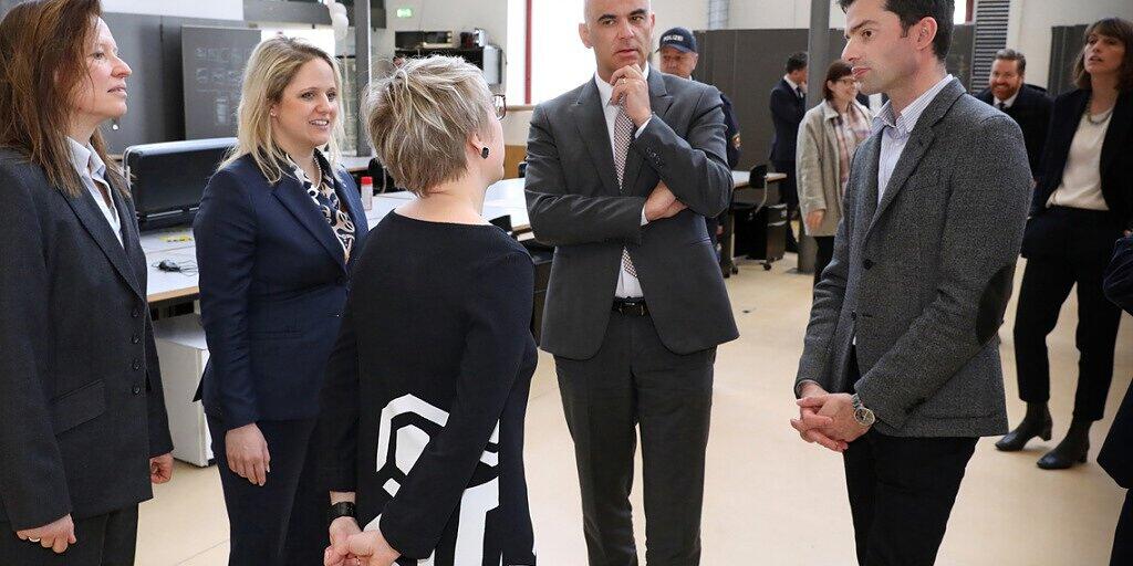 Bundesrat Alain Berset (2.v.r.) bei seinem Besuch im Februar an der Universität Vaduz. Das "Ländle" hat europaweit mit Abstand am meisten im Ausland Studierende, nämlich 88,4 Prozent. Die Schweiz steht mit 17,7 Prozent auf Platz 5 der Eurostat-Liste der mobilen Studierenden.