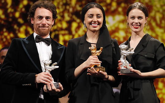 Die Tochter des iranischen Preistr&auml;ger-Regisseurs, Baran Rassulof (Mitte), nimmt in Berlin den Goldenen B&auml;ren f&uuml;r ihren Vater in Empfang, der nicht ausreisen durfte. Umrahmt wird sie von der besten Darstellerin Paula Beer (rechts) und dem besten Darsteller Elio Germano.