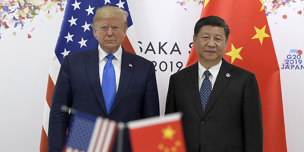 China dürfte die USA im Jahr 2028 wirtschaftlich überholen. Im Bild der noch amtierende US-Präsident Donald Trump (links) und der chinesische Präsident Xi Jinping. (Archivbild)