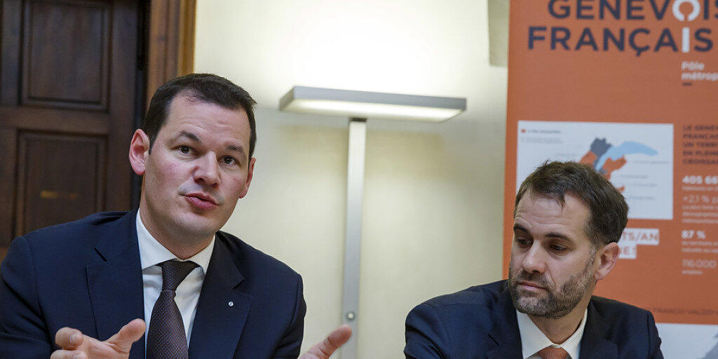 Die Genfer Regierung mit Pierre Maudet (l.) und Antonio Hodgers (r.) stellt eine Studie zu den Konsumgewohnheiten im Grossraum Genf vor.
Der Umsatzschwund durch den Einkaufstourismus in Frankreich sei volumenmässig nicht dramatisch, sagt Regierungspräsident Hodgers.