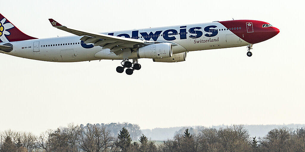 Eine Edelweiss Maschine im Landeanflug zum Flughafen Zürich: bereits 14 Mal wurden gestrandete Schweizer Touristen aus aller Welt in die Schweiz zurückgeholt. Weitere Flügen folgen. (Archivbild)