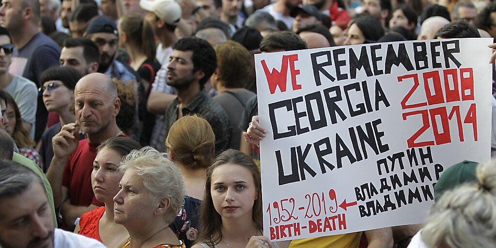 In der georgischen Hauptstadt Tiflis gab es auch am Samstag Proteste gegen einen übermässigen Einfluss Russlands.