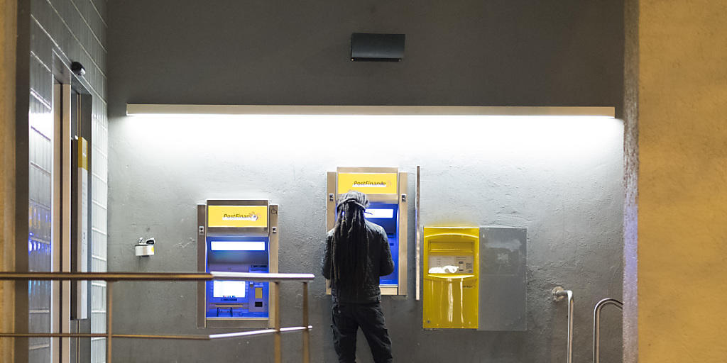 Viel Kunden können am Postomat derzeit mit der Kreditkarte kein Geld abheben. Wie lange das Problem noch besteht, ist noch nicht klar. (Archiv)
