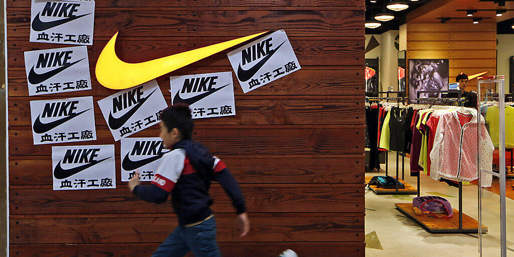 Ein Anstieg des Online-Absatzes während der Coronavirus-Pandemie hat dem US-Konzern Nike zu guten Geschäftszahlen verholfen. Ein Anstieg des Online-Absatzes während der Coronavirus-Pandemie hat dem US-Konzern Nike zu guten Geschäftszahlen verholfen.