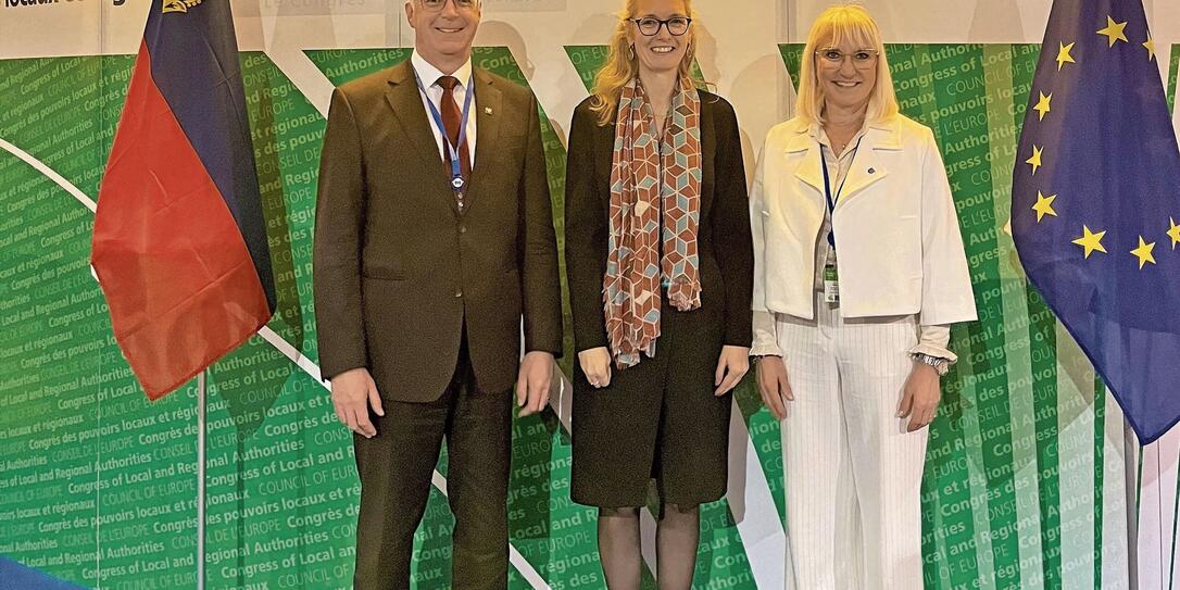 Sabine Monauni mit Rainer Beck und Daniela Erne, Liechtensteins Vertreter im Kongress der Gemeinden und Regionen des Europarat