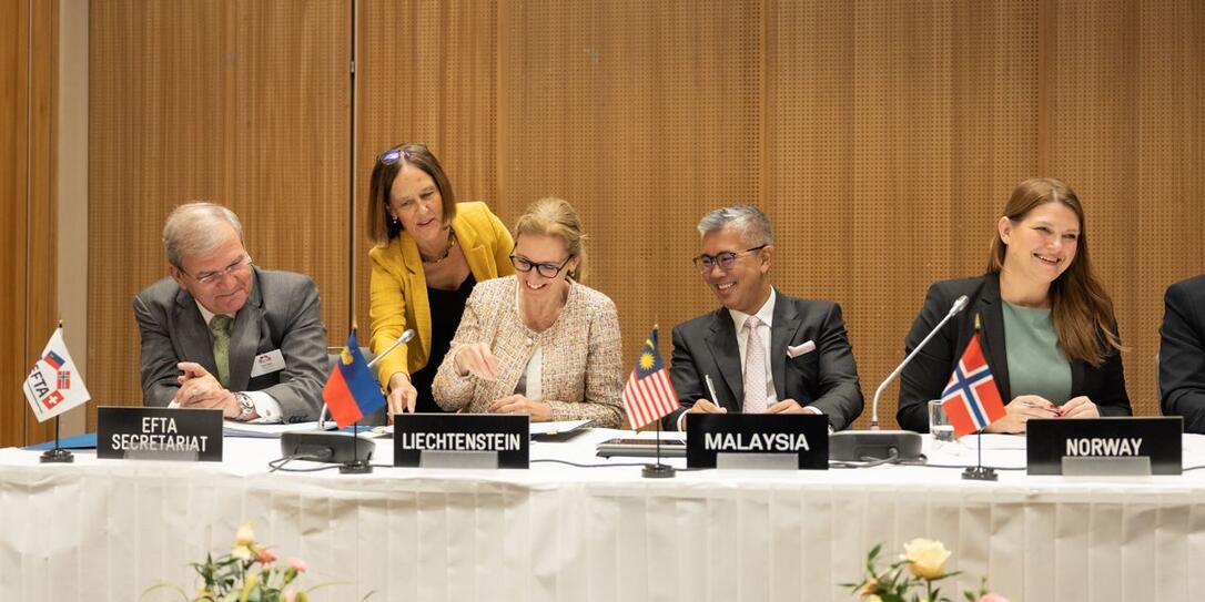 EFTA-Generalsekretär Kurt Jäger, Regierungschefin-Stellvertreterin Sabine Monauni, Malaysias Handelsminister Tengku Zafrul Aziz, Norwegens Handelsministerin Cecilie Myrseth bei der Unterzeichnung des Abkommens.