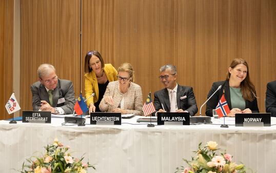 EFTA-Generalsekretär Kurt Jäger, Regierungschefin-Stellvertreterin Sabine Monauni, Malaysias Handelsminister Tengku Zafrul Aziz, Norwegens Handelsministerin Cecilie Myrseth bei der Unterzeichnung des Abkommens.