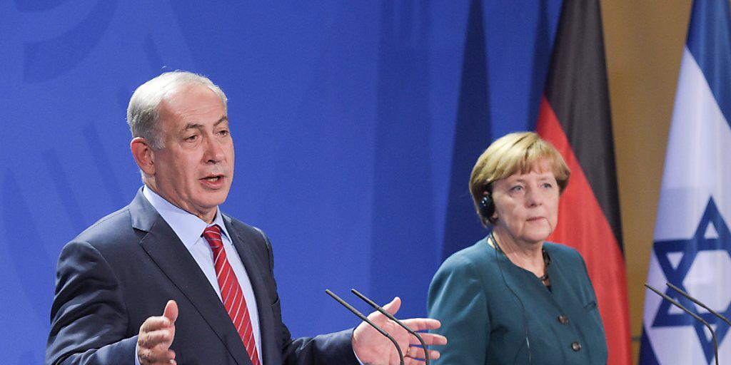 Israels Regierungschef Benjamin Netanjahu spricht vor den Medien in Berlin, neben ihm Bundeskanzlerin Angela Merkel