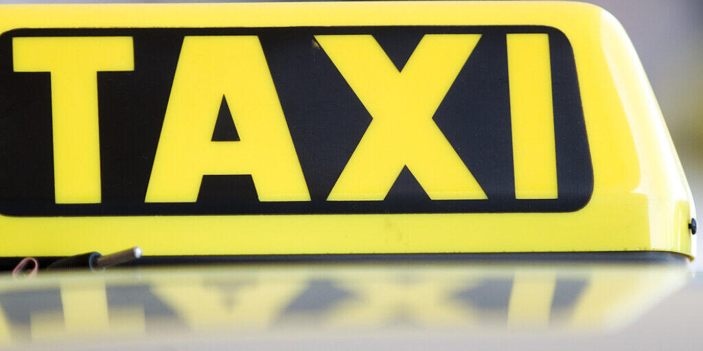 Menschen über 65 Jahre erhalten in Wien einen Taxi-Gutschein in Höhe von 50 Euro. Damit soll das Infektionsrisiko durch mögliche Kontakte in Bussen und Bahnen minimiert werden. (Themenbild)