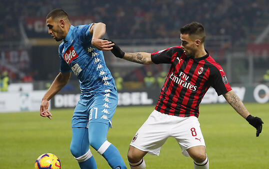 Napolis Faouzi Ghoulam (links) im Zweikampf mit Milans Suso