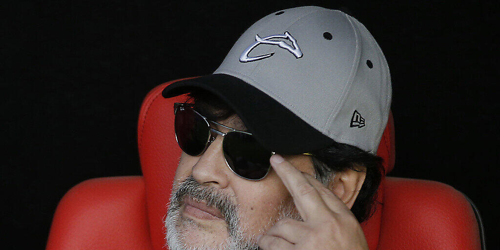 Diego Maradona nimmt wieder auf der Trainerbank Platz