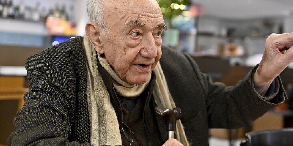 Essen ist für den Künslter Daniel Spoerri Genuss und sozialer Akt. Mit seiner "Eat-Art" ist er etwa im Museum of Modern Art in New York oder im Tinguely Museum in Basel vertreten. Heute wird Spoerri 90 Jahre alt. (Archivbild) Essen ist für den Künslter Daniel Spoerri Genuss und sozialer Akt. Mit seiner "Eat-Art" ist er etwa im Museum of Modern Art in New York oder im Tinguely Museum in Basel vertreten. Heute wird Spoerri 90 Jahre alt. (Archivbild)