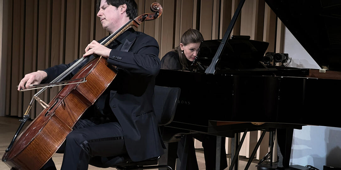 Unbedingte Hingabe an die Substanz der Musik pr&auml;gen das Spiel von Danliel M&uuml;ller-Schott und Annika Treutler.