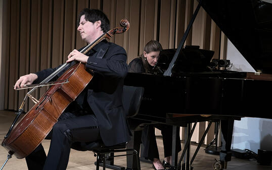 Unbedingte Hingabe an die Substanz der Musik pr&auml;gen das Spiel von Danliel M&uuml;ller-Schott und Annika Treutler.