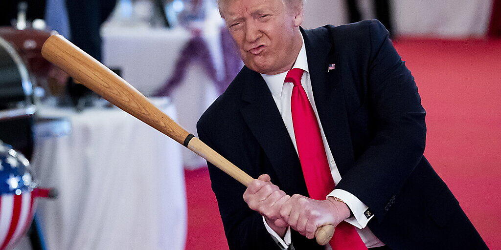 Die US-Baseball-Liga hat zahlreiche Spieler vor Beginn des Wettbewerbs positiv auf das Coronavirus getestet. Im Bild US-Präsident Donald Trump bei einem Show-Anlass am 2. Juli 2020. (Archivbild).