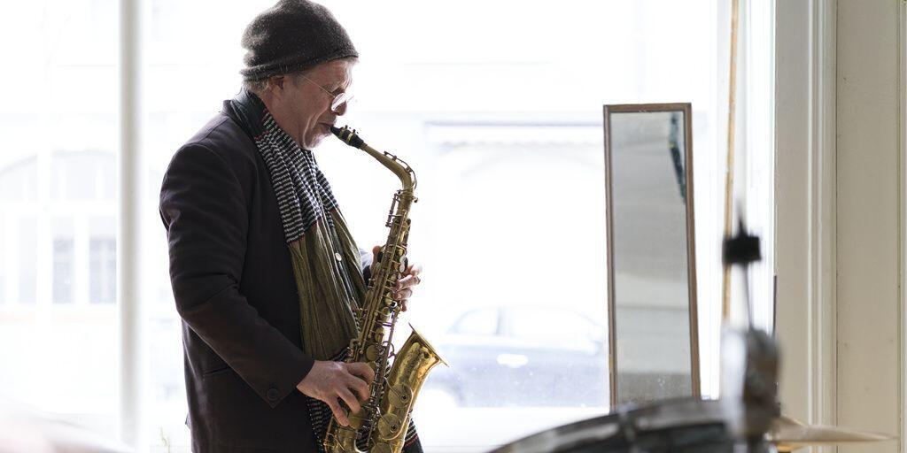 Omri Ziegele ist Saxofonist, Bandleader, Veranstalter und Vermittler in Sachen Free Music und Jazz.