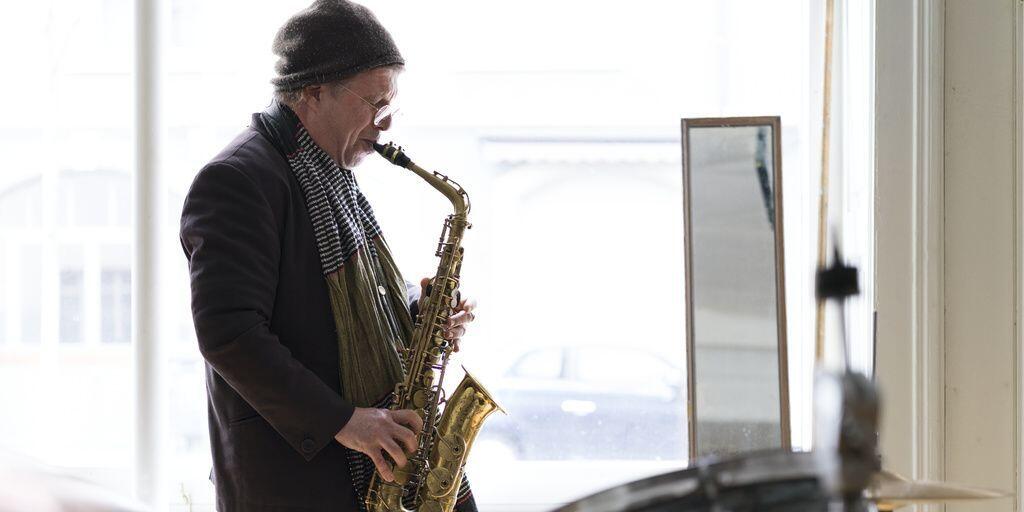 Omri Ziegele ist Saxofonist, Bandleader, Veranstalter und Vermittler in Sachen Free Music und Jazz. Omri Ziegele ist Saxofonist, Bandleader, Veranstalter und Vermittler in Sachen Free Music und Jazz.