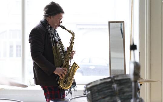 Omri Ziegele ist Saxofonist, Bandleader, Veranstalter und Vermittler in Sachen Free Music und Jazz.