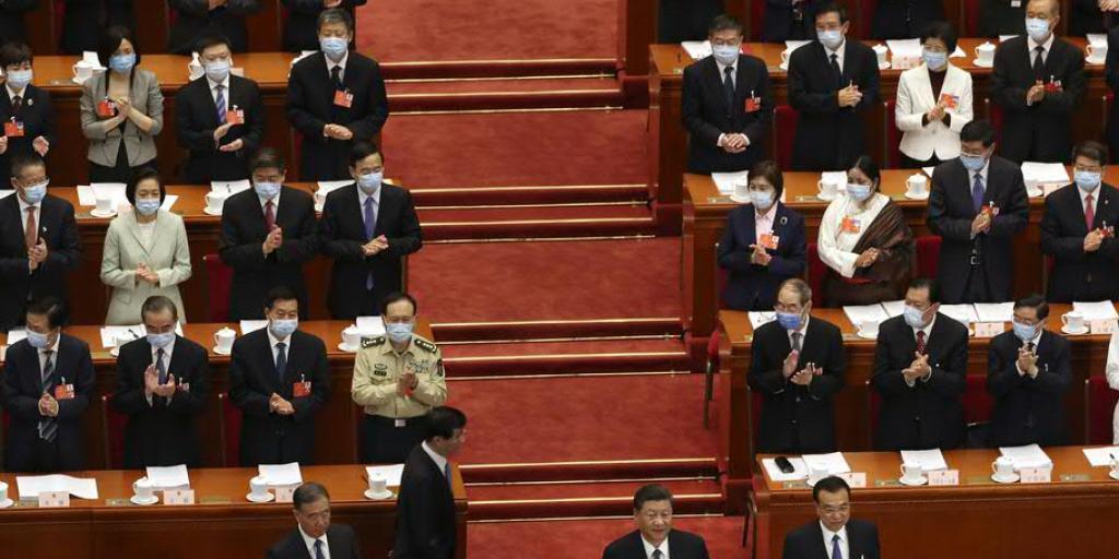 Jahrestagung des chinesischen Volkskongresses in Corona-Zeiten: Alle Delegierten tragen Schutzmasken, lediglich die kommunistische Führung um Regierungschef Li Keqiang darf darauf verzichten.