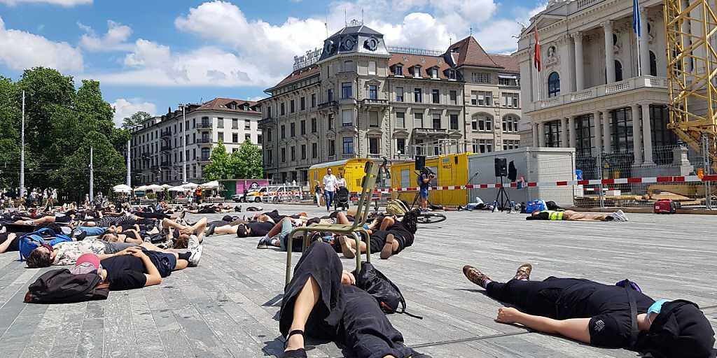 Mit einer Schweige-Aktion auf dem Sechseläutenplatz demonstrierten rund 150 Personen gegen Rassismus. Sie trugen alle eine Gesichtsmaske.