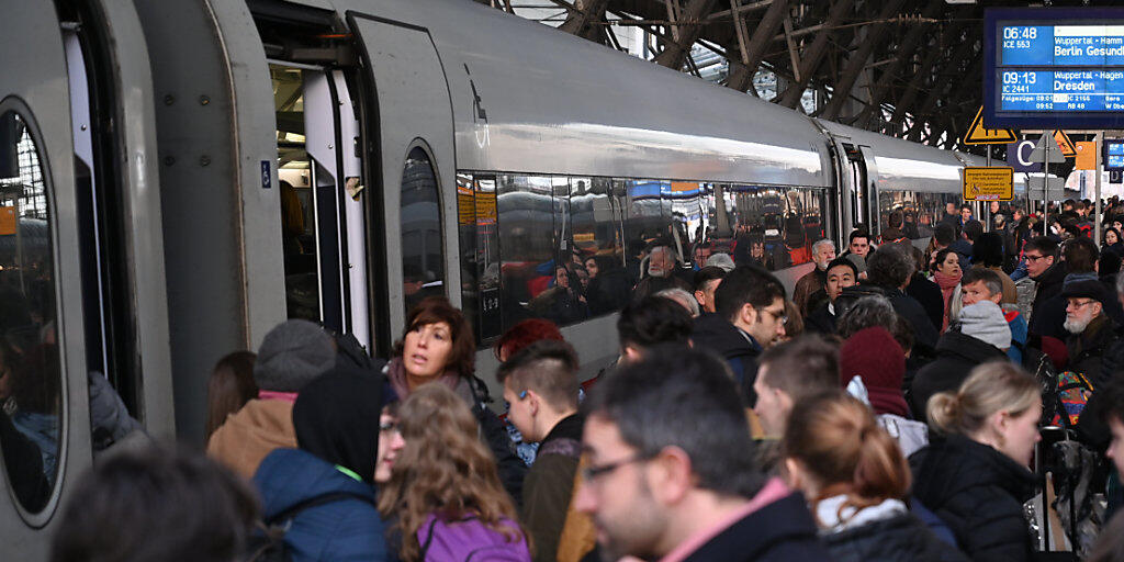Chaos nach einem Bahnstreik soll es in Deutschland zumindest bis Ende Februar 2021 nicht mehr geben. Die Spitze der Deutschen Bahn hat sich nun auch mit den Lokomotivführern auf bessere Arbeitsbedingungen geeinigt. (Archivbild) Chaos nach einem Bahnstreik soll es in Deutschland zumindest bis Ende Februar 2021 nicht mehr geben. Die Spitze der Deutschen Bahn hat sich nun auch mit den Lokomotivführern auf bessere Arbeitsbedingungen geeinigt. (Archivbild)