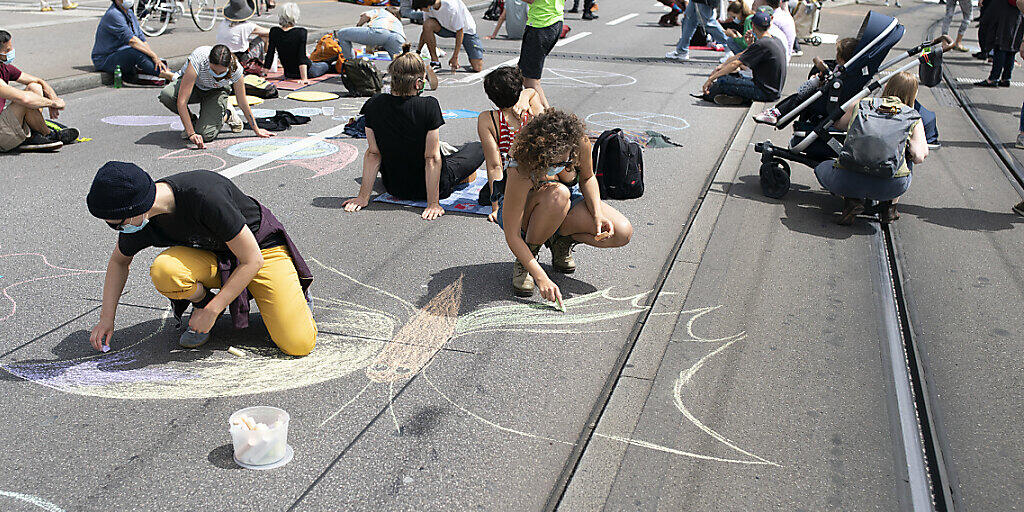 Aktivisten der Extinction Rebellion während eines Protestes am 20. Juni in Zürich. Für Ende September rufen zahlreiche Klimaorganisationen zu weiteren Aktionen des zivilen Ungehorsams aus. (Archivbild)