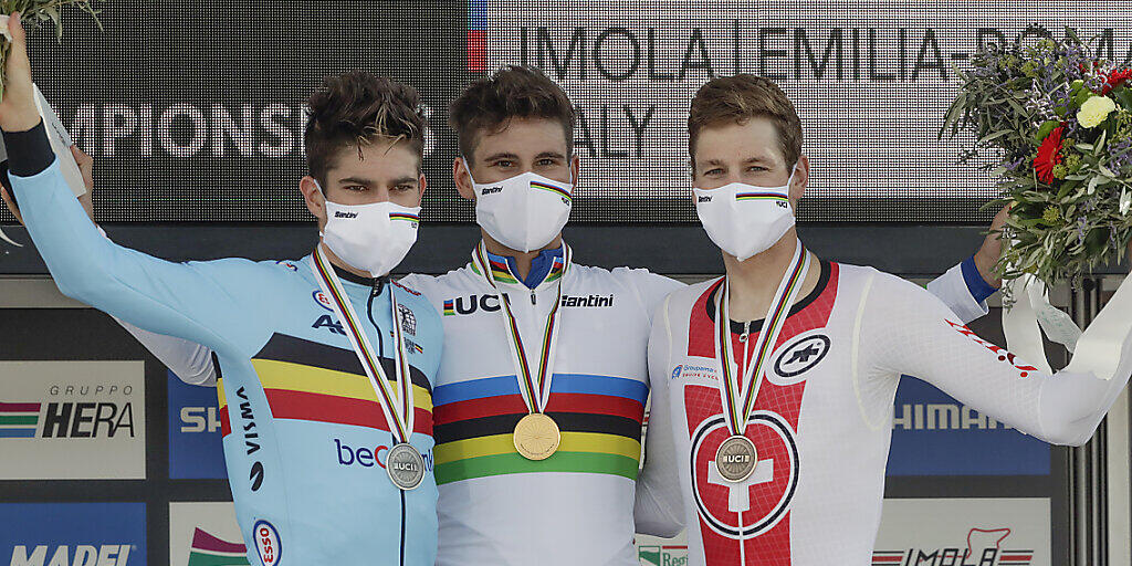 Das WM-Podest im Zeitfahren: Weltmeister Filippo Ganna (Bildmitte) aus Italien wird vom zweitplatzierten Belgier Wout van Aert (links) und dem Bronze-Gewinner Stefan Küng flankiert Das WM-Podest im Zeitfahren: Weltmeister Filippo Ganna (Bildmitte) aus Italien wird vom zweitplatzierten Belgier Wout van Aert (links) und dem Bronze-Gewinner Stefan Küng flankiert