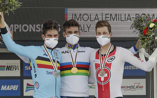 Das WM-Podest im Zeitfahren: Weltmeister Filippo Ganna (Bildmitte) aus Italien wird vom zweitplatzierten Belgier Wout van Aert (links) und dem Bronze-Gewinner Stefan Küng flankiert