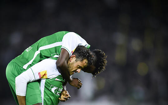 Die beiden Matchwinner für den FC St. Gallen, Tranquillo Barnetta und Majeed Ashimeru, auf Kuschelkurs