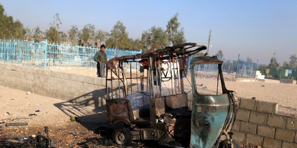 Bei einem Anschlag auf das Begräbnis eines regionalen Politikers im Osten Afghanistans sind mindestens 15 Menschen ums Leben gekommen. Die Bombe explodierte in diesem parkierten Motorrad mitten in der Trauergesellschaft.