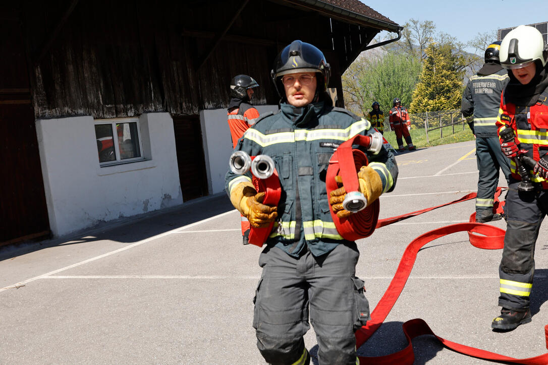 Schluss&uuml;bung beim Kurs f&uuml;r neue Feuerwehrleute beim "Restaurant L&ouml;wen&raquo; in Gamprin-Bendern.