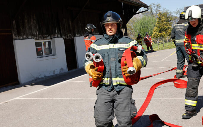 Schluss&uuml;bung beim Kurs f&uuml;r neue Feuerwehrleute beim "Restaurant L&ouml;wen&raquo; in Gamprin-Bendern.