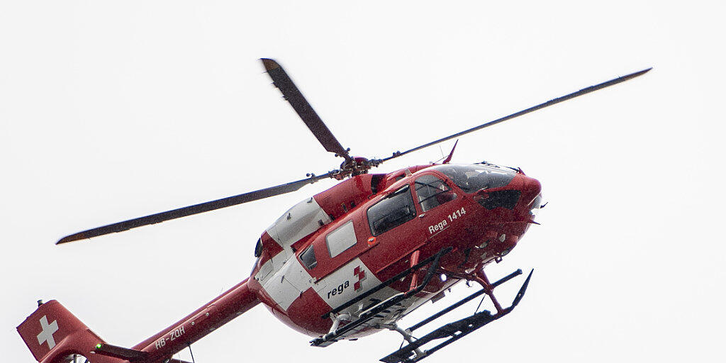 Die Rega flog am Freitagabend eine 17-jährige Frau ins Spital, die in Sulgen TG von ihrem Pferd gefallen war. (Symbolbild)