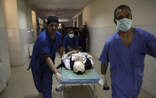 Nach den Explosionen in Kabul wurden Verletzte in die Notaufnahme eines Spital gebracht.