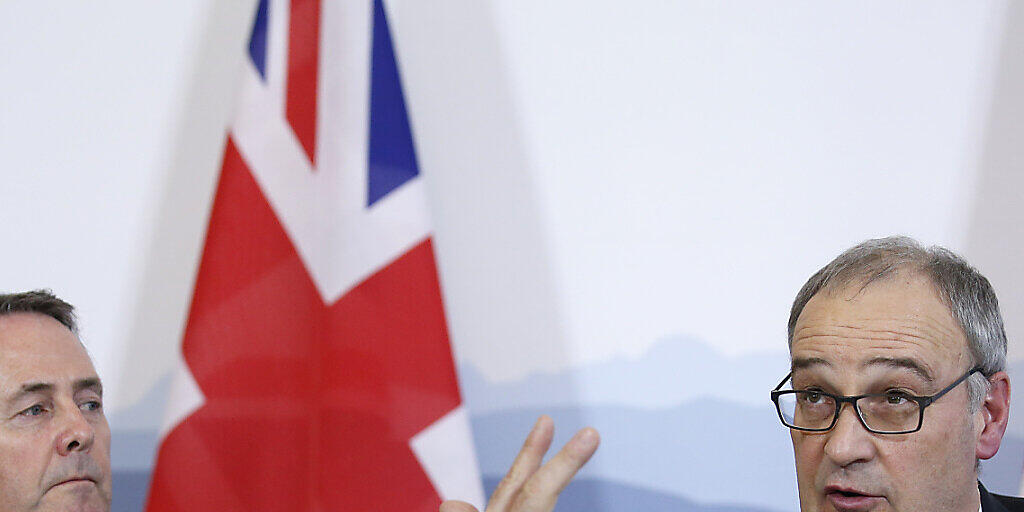 Die Schweiz und Grossbritannien haben sich auf die Zeit nach einem No-Deal Brexit vorbereitet: Der britische Handelsminister (links) und Bundesrat Guy Parmelin unterzeichneten im Februar ein Handelsabkommen. (Archiv)