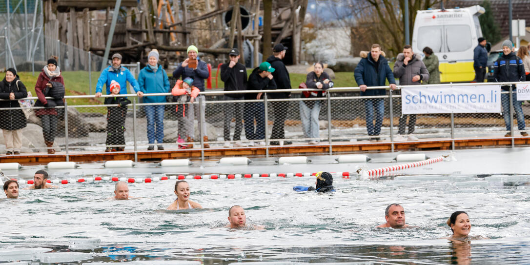 Gamprin. Neujahrsschwimmen 2025