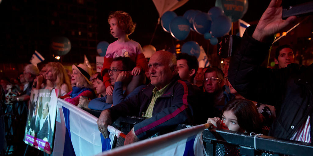 Zehntausende Israelis versammelten sich in Tel Aviv auf dem Platz, wo Rabin 1995 ermordet wurde. Zehntausende Israelis versammelten sich in Tel Aviv auf dem Platz, wo Rabin 1995 ermordet wurde.