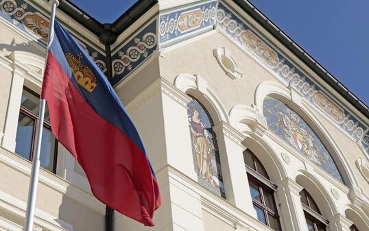 Regierung, Staat, Fahne, Liechtenstein, Regierungsgebäude